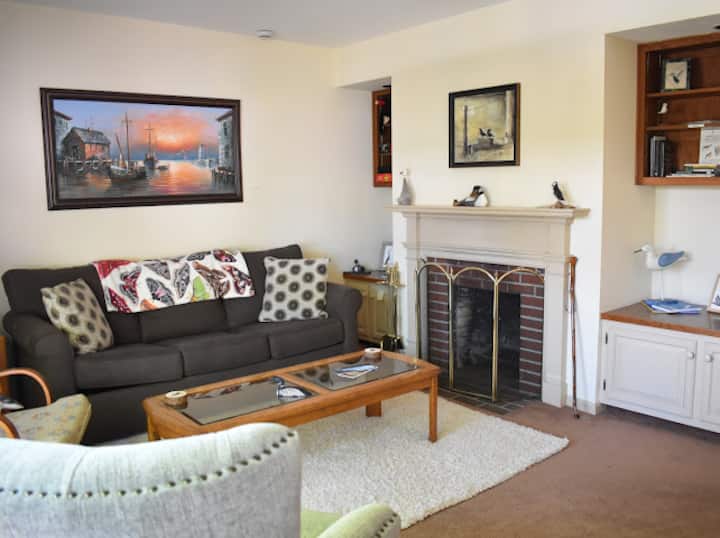 The Loon Nest: Cozy Downtown Apartment - バー・ハーバー, ME