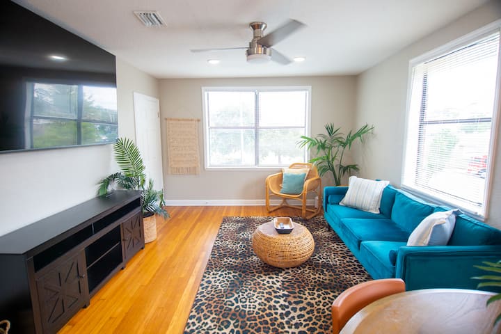 ~Leopard Lounge_
Docs & Nurses
Mins To St. Vincent - Jacksonville, FL