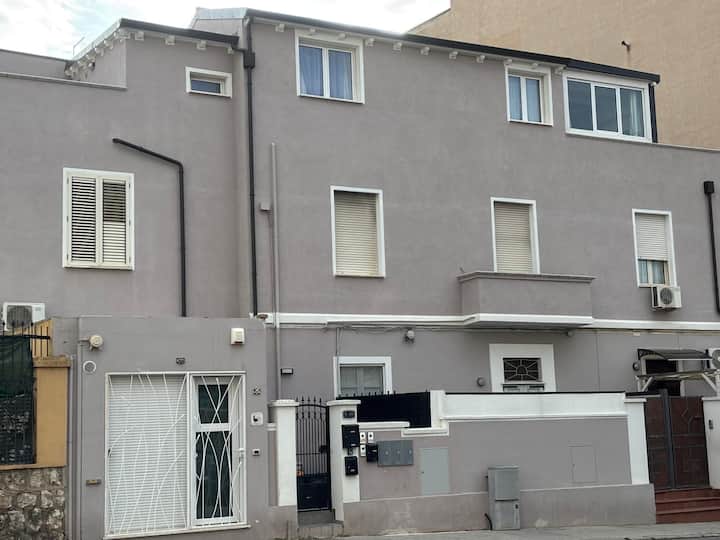 M. & S. House: Appartamento Con Ampia Terrazza - カリアリ