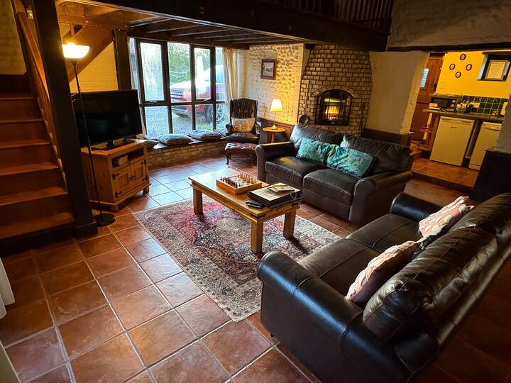 Hayloft - Sleeps 4 - With Indoor Swimming Pool - North Walsham