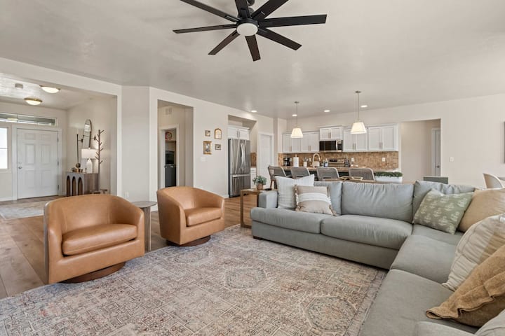Spacious Nampa Retreat Near Pond • Sleeps 16 - Nampa, ID