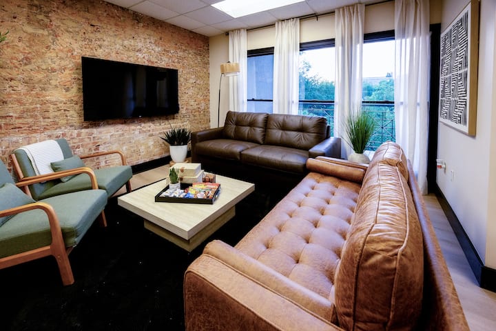 Luxe Downtown 3br W/ Balcony • Sleeps 6 • N. Main - Greenville, SC