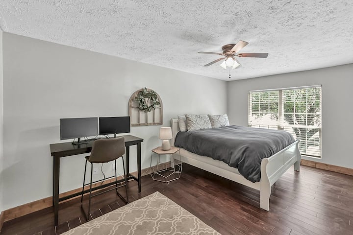 เตียงคิงไซส์และจอภาพ 2 จอในห้องนอนหมายเลข 3 ชั้นบน
