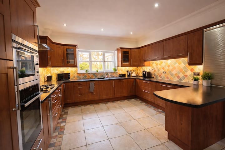 Moorland | Spacious Contractor House | Sleeps 18 - Wellingborough