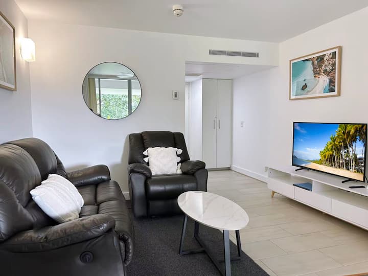 Pool And Garden Views Two-bedroom Family Apartment - Palm Cove