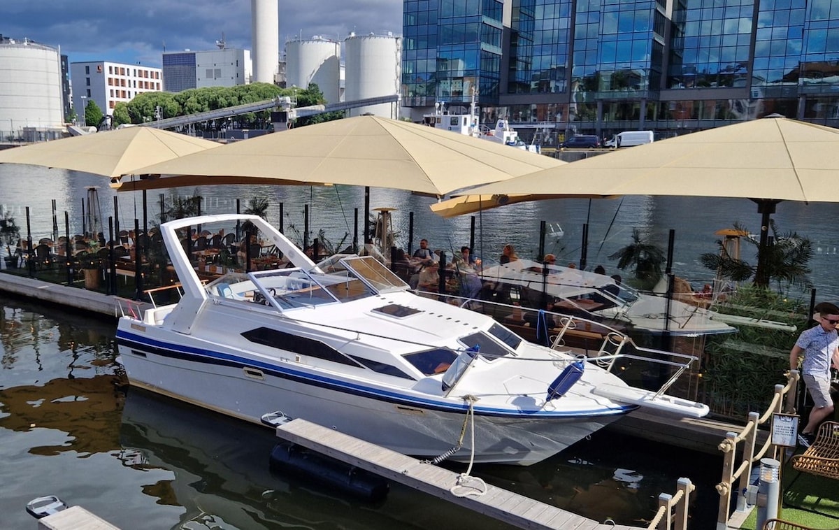 Boat, 2 houses, powerful sound system with DJ package