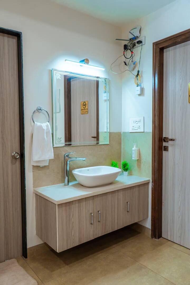 Full bathroom 6 image 1