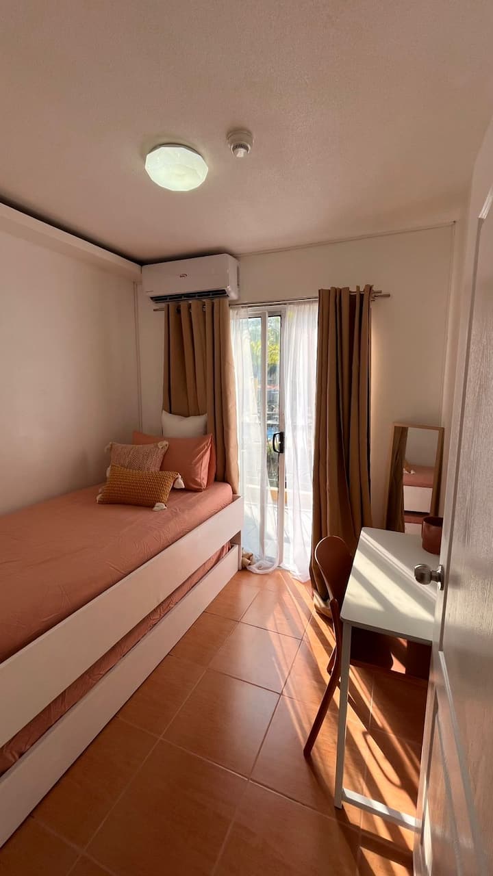 A cozy retreat for a restful stay.
Thoughtfully designed with a comfortable single bed, dedicated workspace, air conditioning, and natural light—perfect for solo travelers, kids, or an extra guest.