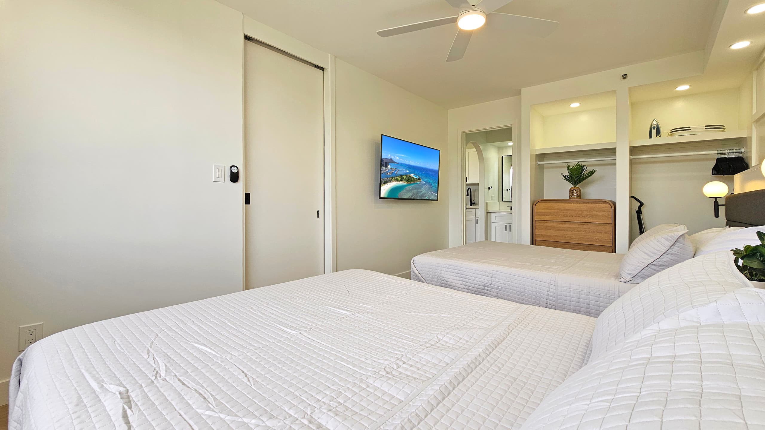 Brand New Waikiki Banyan Amazing views Parking - Image 14