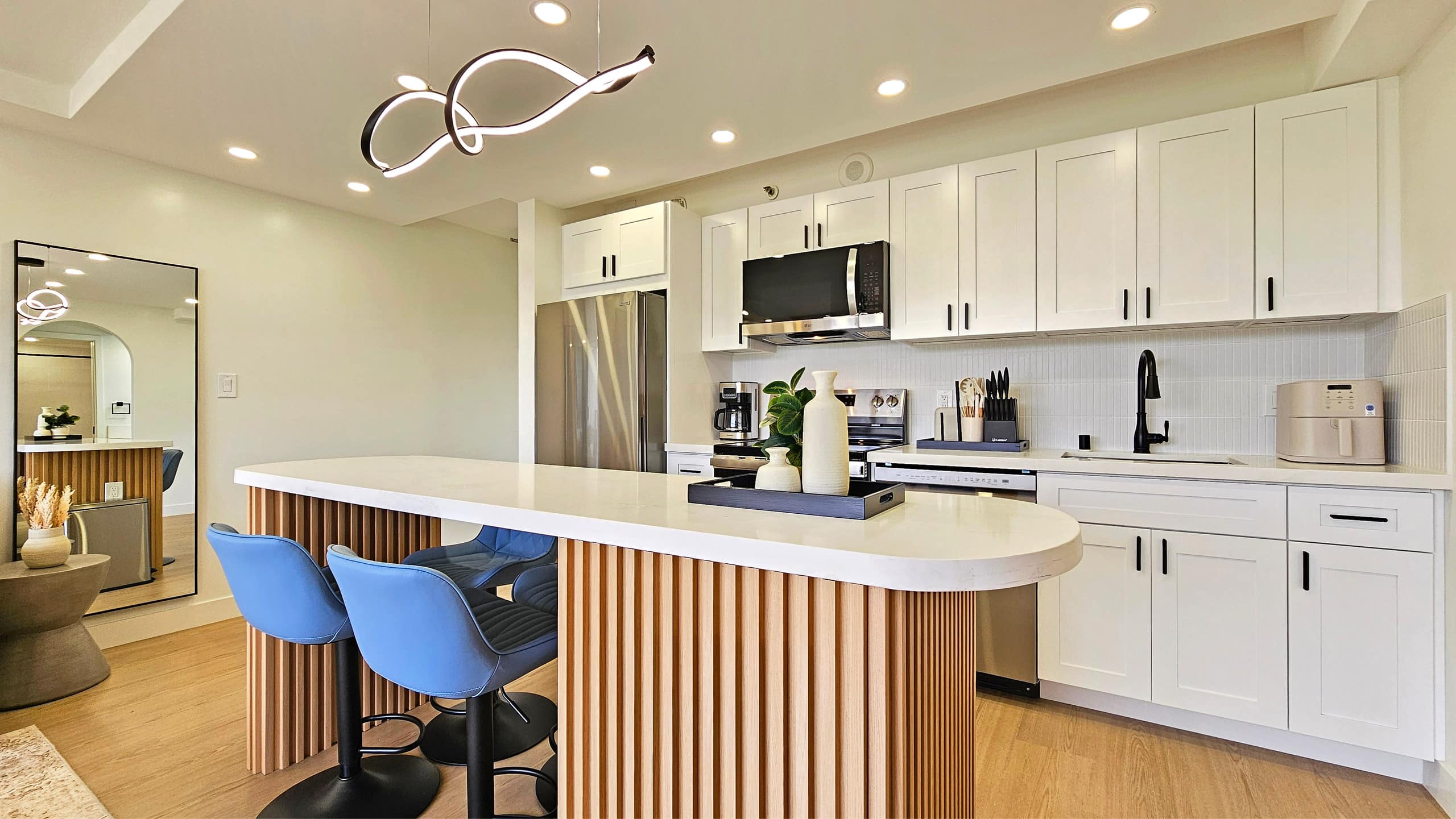 Brand New Waikiki Banyan Amazing views Parking - Image 5