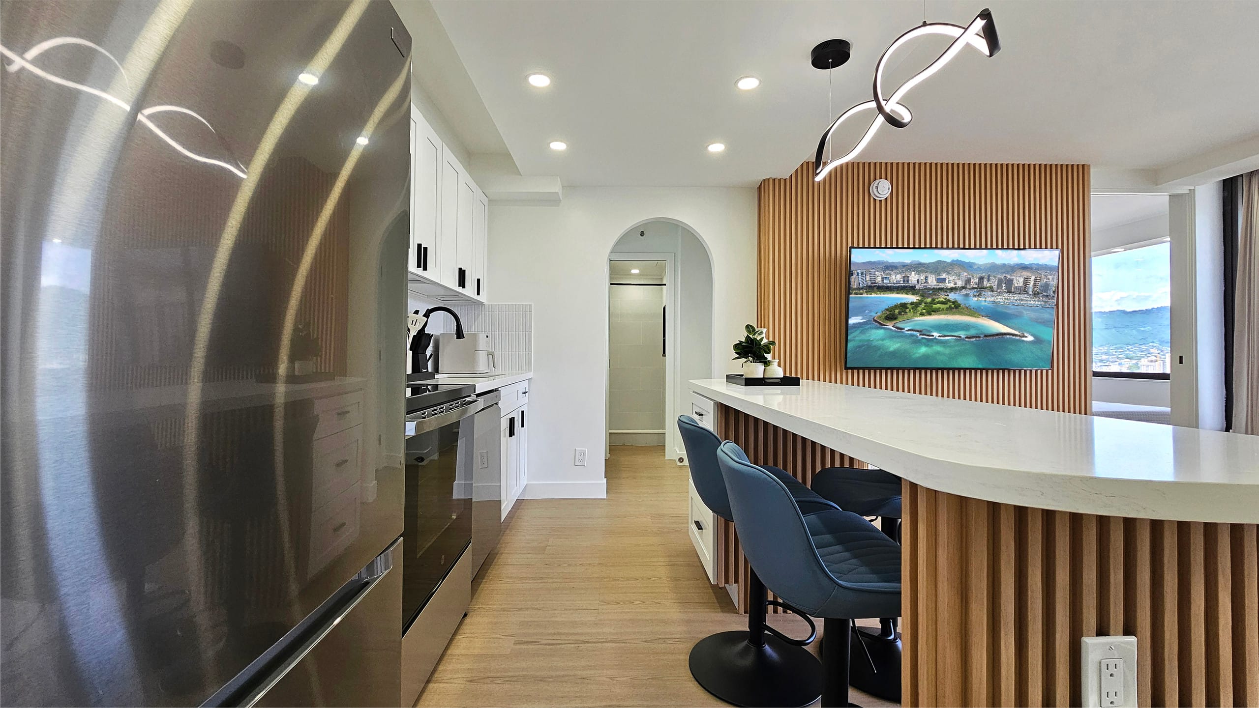 Brand New Waikiki Banyan Amazing views Parking - Image 9
