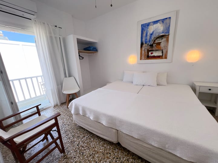 Double Room With Balcony And Side View Of The Sea - Antiparos