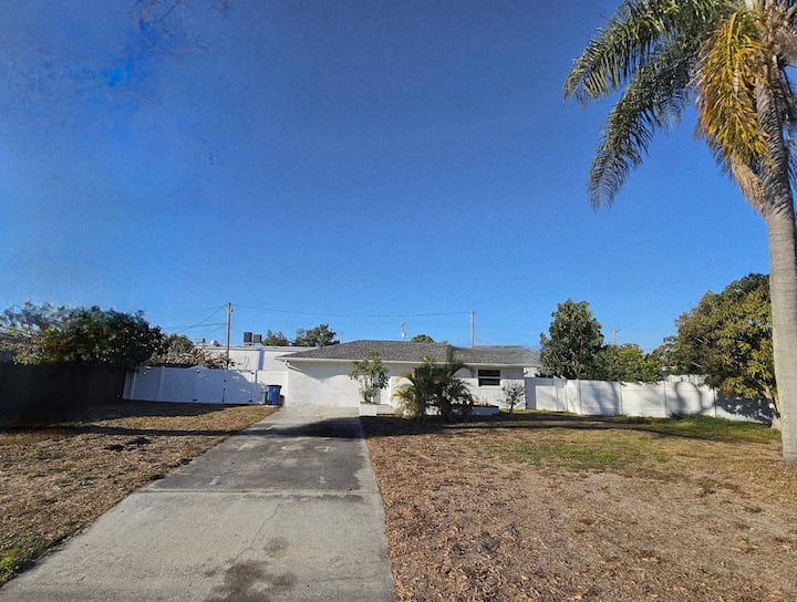 Bayshore Cottage - North Fort Myers, FL
