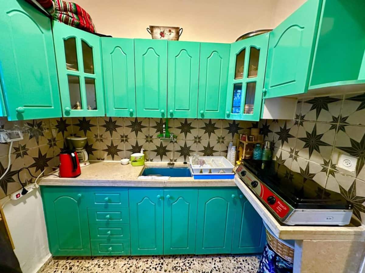 مطبخ الضيوف بخزائن فيروزية وبلاط مزخرف