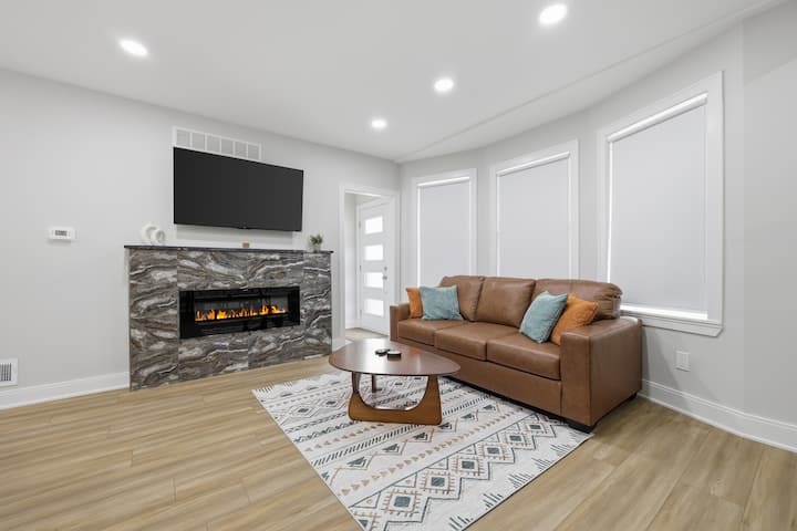 Renovated | Sleeps 25 | 4 Kitchens | Game Room - Detroit, MI