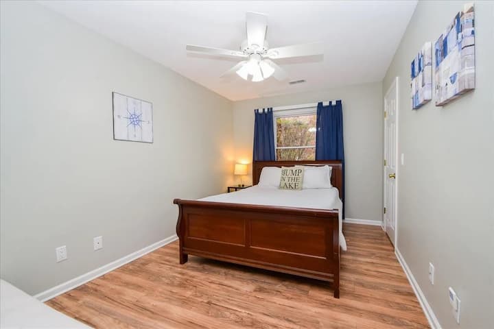 Cama queen tipo trineo, decoración costera, arte de pared con brújula, clóset, cortinas azul marino, capacidad para 2-3 personas con futón individual, apta para grupos, habitación en Smith Mountain Lake.