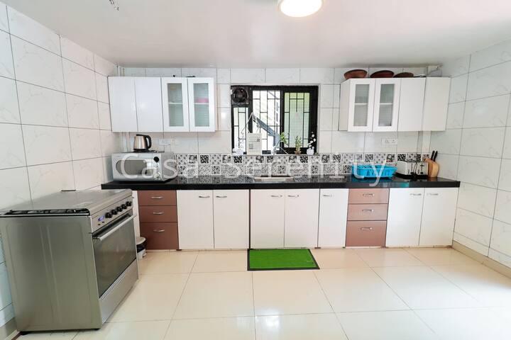 Full kitchen image 2