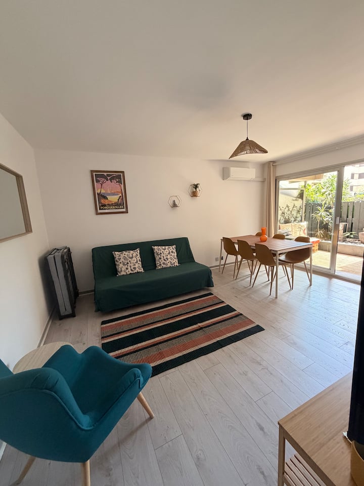 Grand T2 Avec Terrasse Et Parking. - Le Lavandou