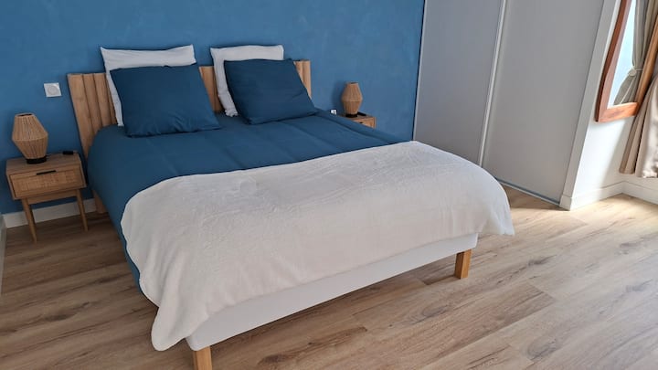 Habitación cómoda que da al patio, tranquila, con ropa de cama nueva para cama de 160 cm.