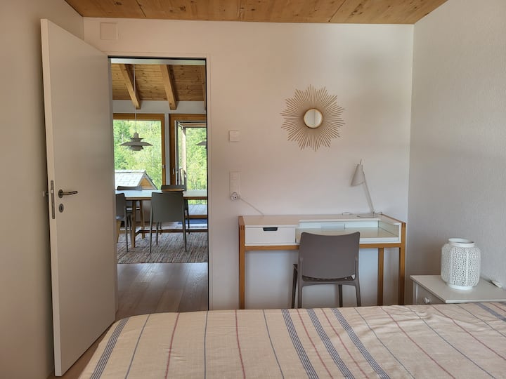 1 cama doble, un tocador pequeño o espacio para una cuna de viaje (disponible sin costo previa solicitud)