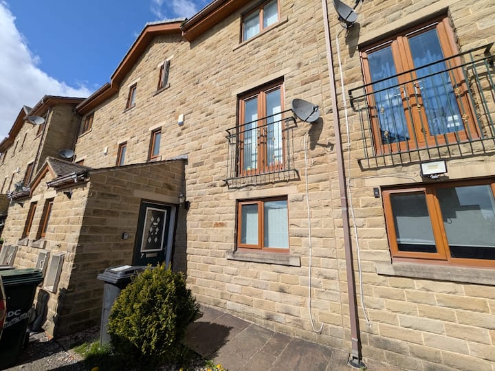 Amazing 2 Bedroom House In Fantastic Location - Bradford
