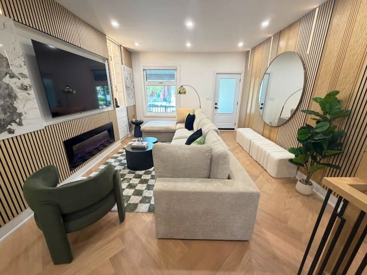 Designer Trinity Bellwoods Gem| Sleeps 12 | Arcade - Toronto
