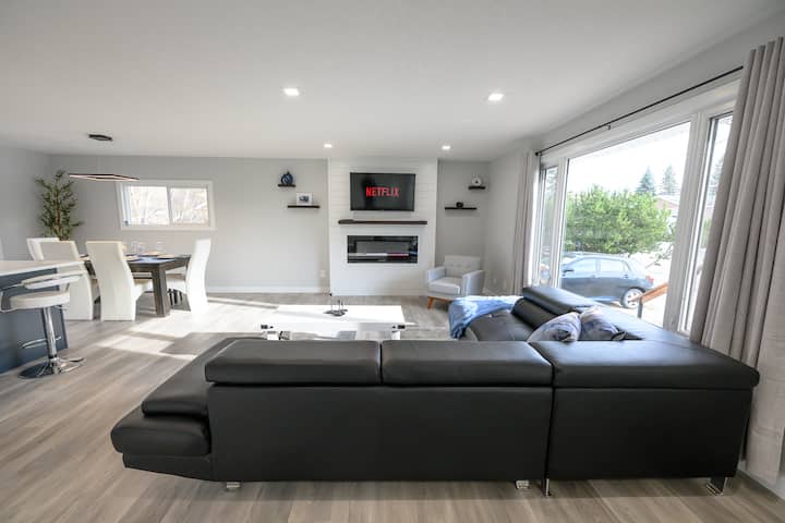 Modern Charm | 5br | 3 Bath| Fast Wifi | Smart Tvs - Grande Prairie