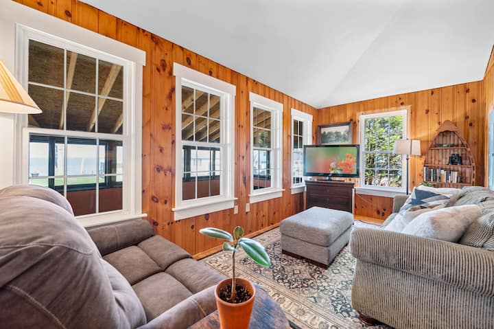 Evergreen Lake Lodge: 3br 2ba Lakeshore Home - Burlington, VT