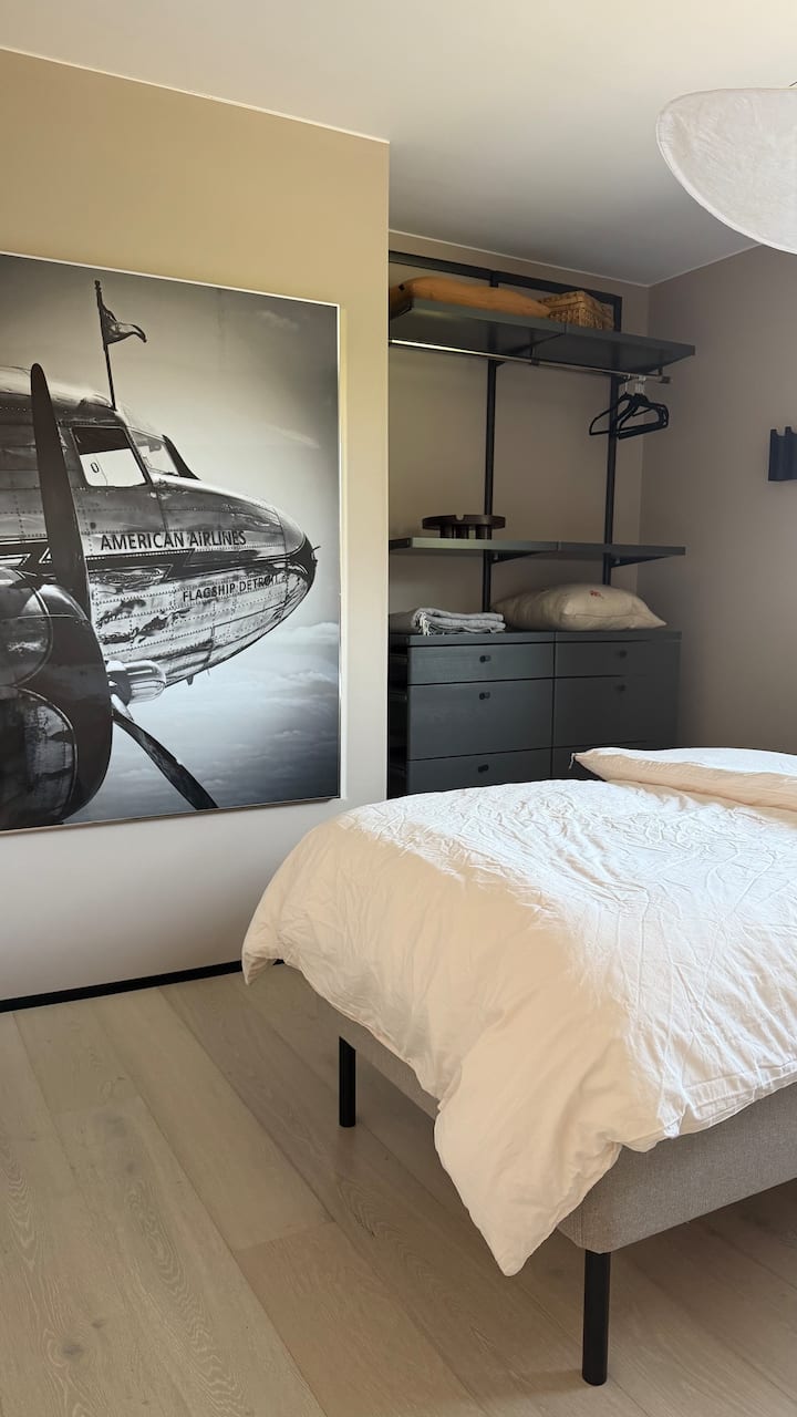 Spálňa s dvoma posteľami širokými 90 cm a úložným priestorom na oblečenie.
