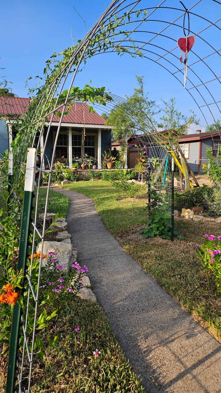 2 Bed 1 Bath Home Near Airport, Hospitals, Dining - Harlingen, TX