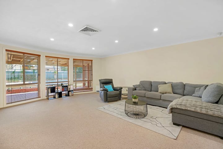 Whispering Glen | Pool Entertainer, Close To Zoo - Dubbo