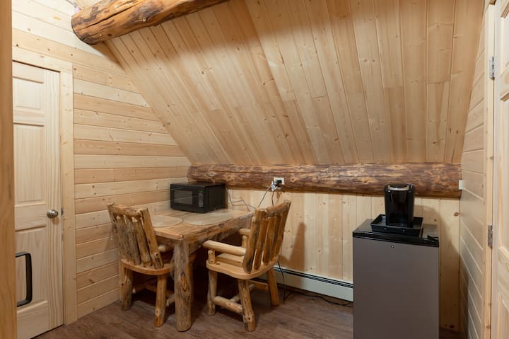 A - Private Suite In Cozy Rustic Log Home - Yellowknife