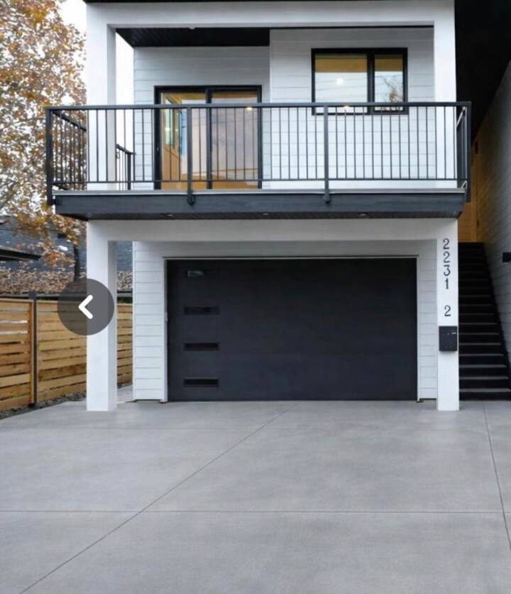 The Carriage On Richter | Private 2br Suite - Kelowna