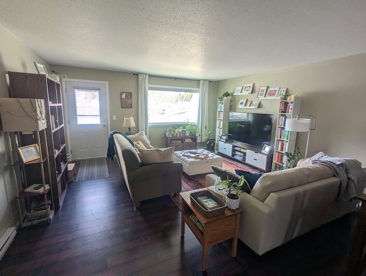 Katie's Place - Queen Bed - Whitehorse