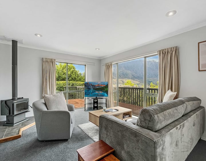 Lakeside Marina Home | Views + Near Airport - Queenstown