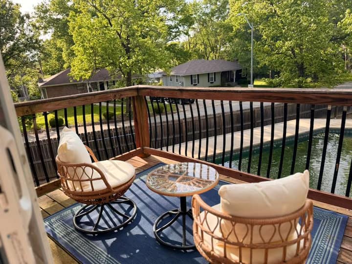 Spacious 3br Retreat - Pool, Fire Pit & Big Yard - Longview Lake, MO
