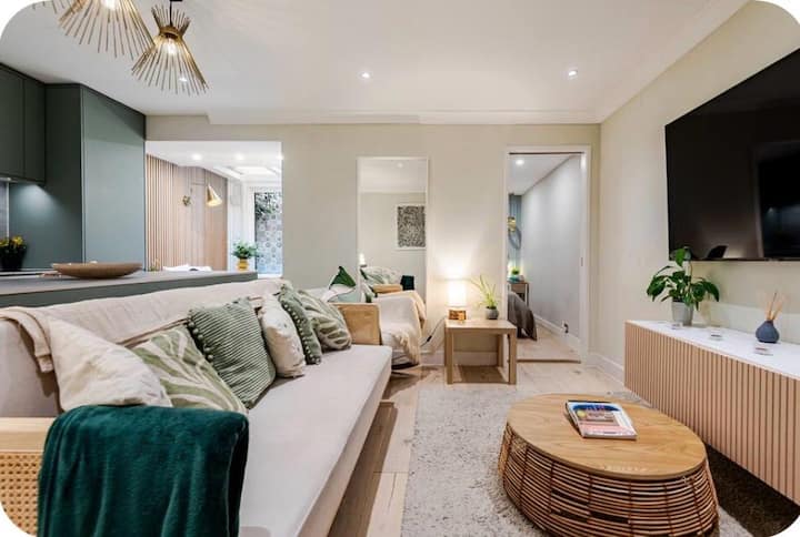 Cute And Quirky In Chelsea - Edmonton - London