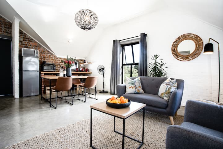 Newly Furnished Flat In Winelands With Inverter - Stellenbosch