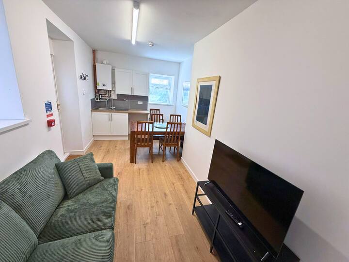 6 Bedroom House For Up To 10 People - South Wales