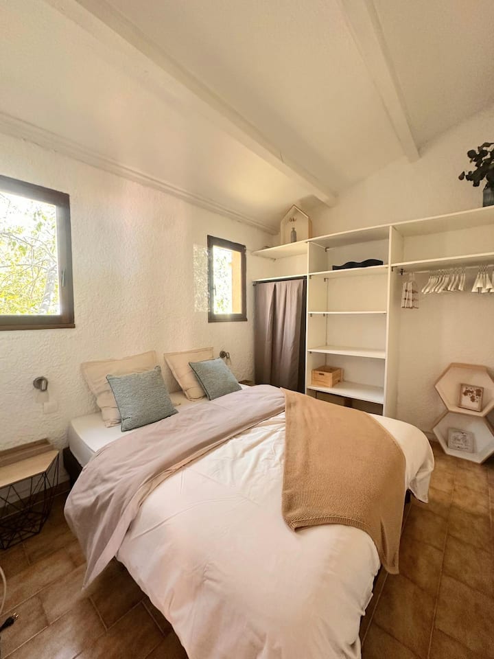 Habitación con una cómoda cama de 160