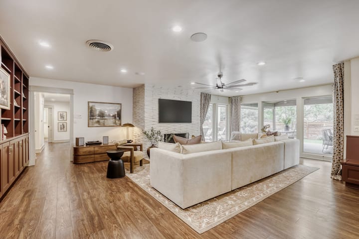 Walk To Square | Backyard Oasis + Pool And Sauna - Georgetown, TX
