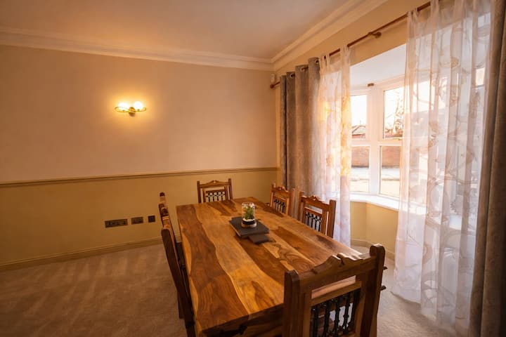 Orchid Suite | Huge Contractor House | Parking - Wellingborough