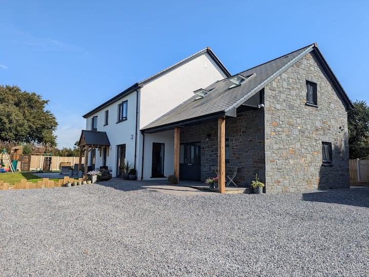 Hot Tub Country House - Spacious Rural Retreat - Cardigan