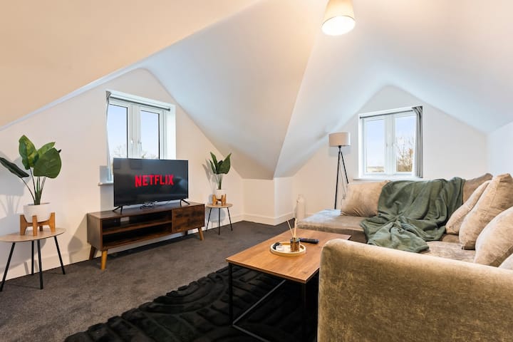Bright & Spacious 2br Flat | Balcony & Netflix - 牛津