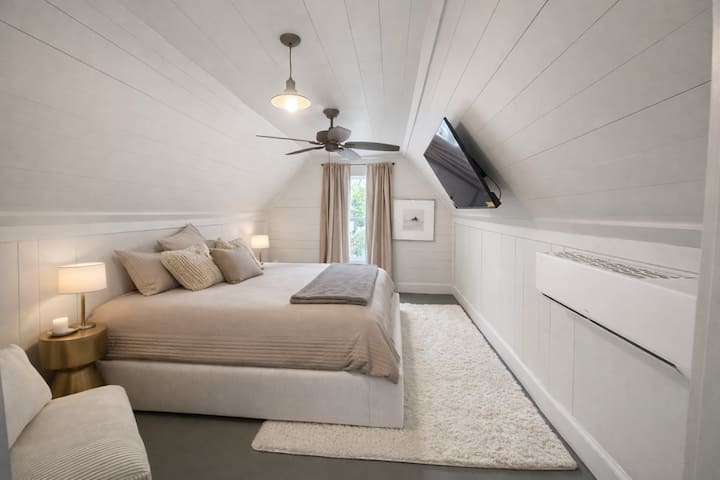 Cette chambre douillette est dotée d'un plafond incliné et d'un grand lit avec une literie moelleuse.