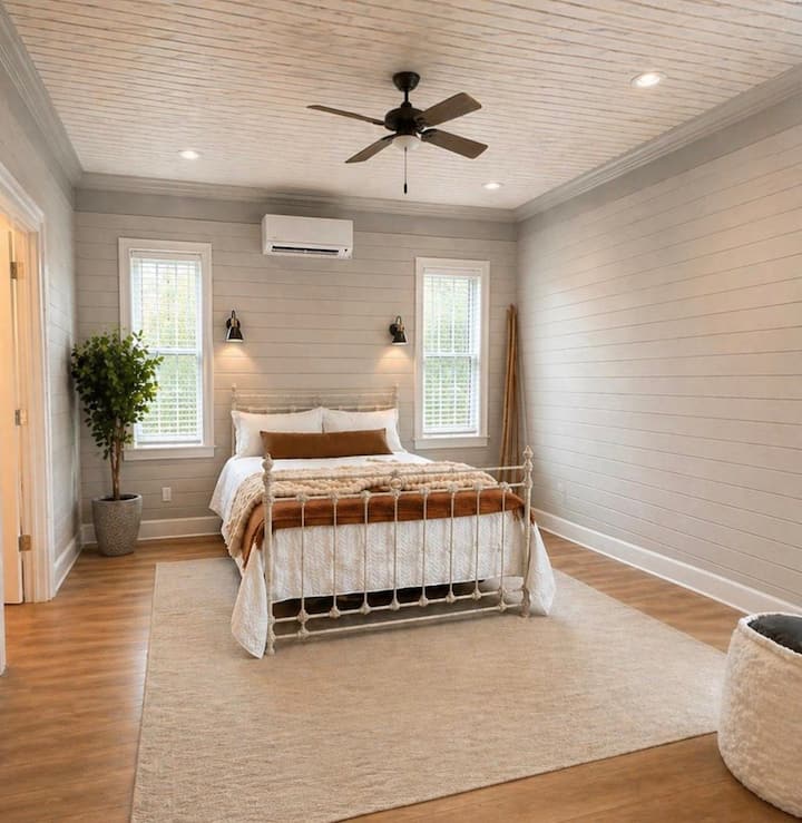 Une chambre douillette avec un lit double