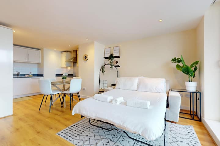 Bright Waterfront Studio Near London City Airport - Ilford