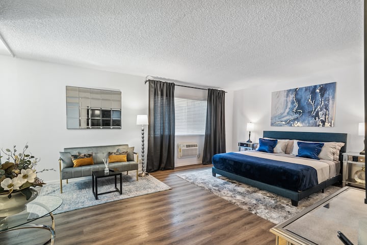 Amazing Hollywood Studio | Free Parking | Pool - San Fernando Valley, CA