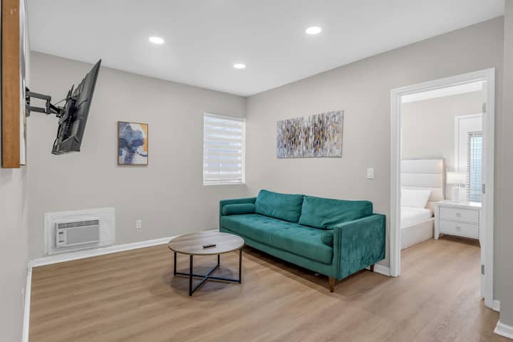 Chic Bal Harbour 2br Getaway Near Beach & Shops - North Miami Beach, FL