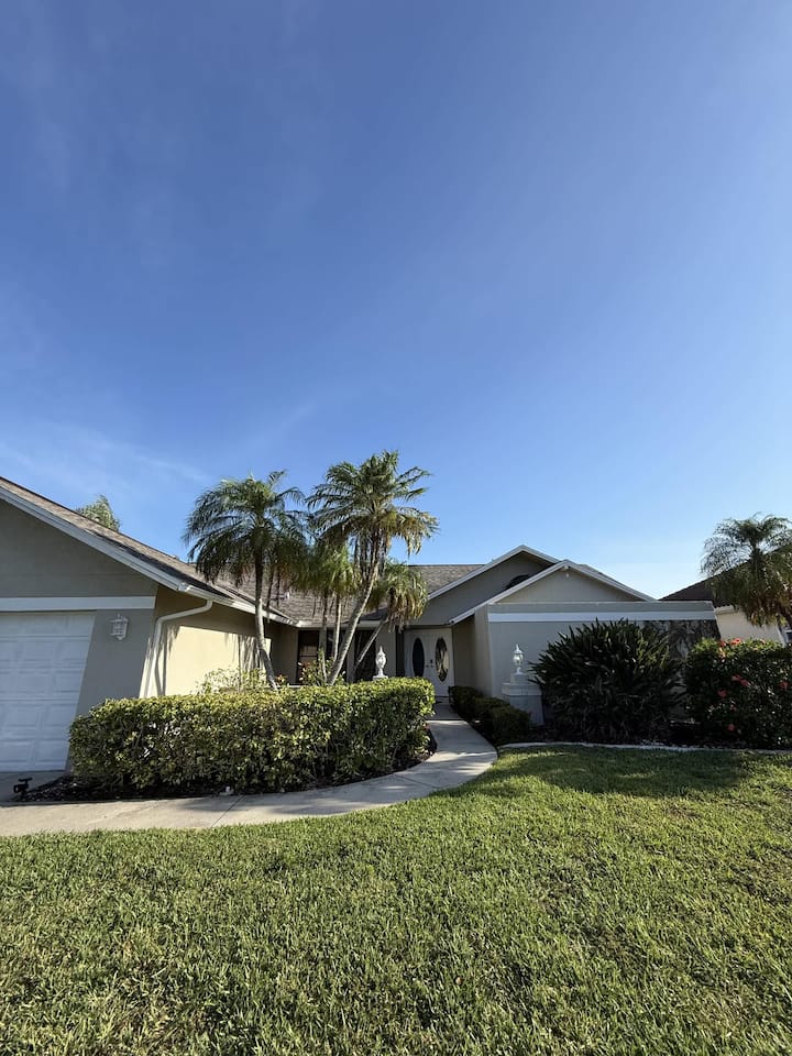 Cape Escape Home (Jacuzzi) - Cape Coral, FL